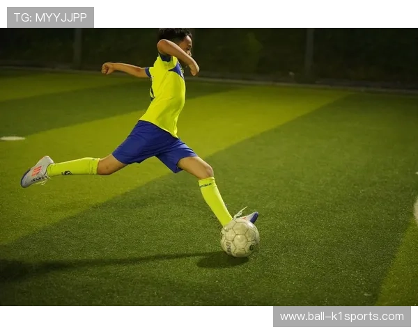 身穿17号球衣的足球明星:闪耀绿茵场的年轻天才与荣耀之路 身穿17号球衣的足球明星:闪耀绿茵场的年轻天才与荣耀之路